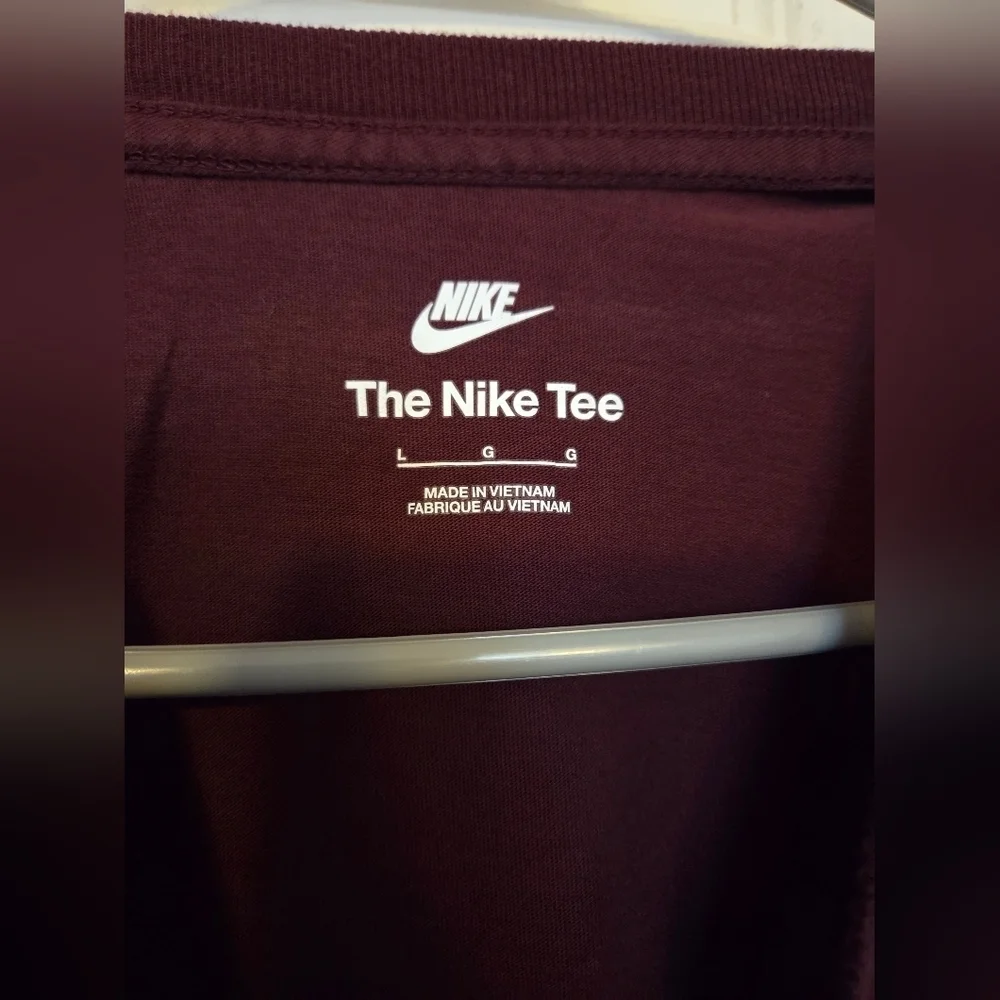 Nike Sportswear T-Shirt – Maroon (Large)